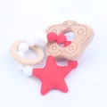Detail van baby bijtspeeltje met rode siliconen ster, houten ringen en gekleurde kralen - Rode Vlinder Stijl