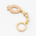 Détail de l'anneau de dentition en hêtre avec perles en silicone jaune et grenade - Style Grenade/Ananas