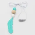Muntgroene veer bijtketting met siliconen en beukenhouten kralen aan een wit koord - Veer Dromenvanger / Meerblauw
