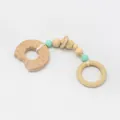 Détail de l'anneau de dentition en bois de hêtre et perles en silicone vert macaron - Style Beignet (Sweet Ring)