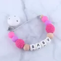 Detailansicht der Schnullerkette mit Silikonperlen und Häkeltexturen für Babys - Fuchsia
