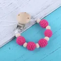 Sujetachupetes con clip de madera natural y cuentas de ganchillo rojo rosa - Rosa rojo