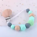Attache-tétine en silicone avec perles en bois et boule crochetée en vert menthe et gris - Vert