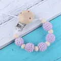 Sujetachupetes de madera hecho a mano con cuentas naturales y detalles en ganchillo lila - Púrpura