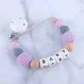 Detailansicht der handgemachten Silikon-Schnullerkette mit BABY Buchstaben-Perlen - Lila