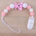 Detail der Baby-Schnullerkette mit rosa Silikon-Koala und lebensmittelechten Perlen auf Holz - Koala - Rosa