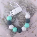 Dettaglio della catenella portaciuccio con perline in silicone colorate e clip di plastica - Verde Grigio Bianco