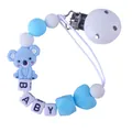 Sujetachupetes de silicona azul con dije de koala y cuentas de letras BABY en fondo blanco - Azul