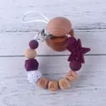 Detalle de sujetachupetes con cuentas de silicona violetas y cubos de madera BABY - Burdeos