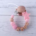 Detalle del sujetachupetes de silicona rosa con cuentas de madera y letras BABY - Rosa