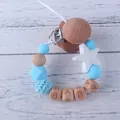 Detalle de sujetachupetes con cuentas de silicona, estrella de madera y cubos de BABY - Azul