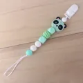 Detalle de sujetachupetes con cuentas de silicona verde menta y un amuleto de panda - Verde