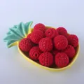 Détail de boules en coton crocheté rouge 20mm pour bijoux DIY dans un plateau - 20mm / Rouge