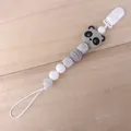 Sujetachupetes de silicona panda gris con bola de ganchillo sobre madera natural - Gris