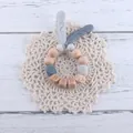 Detail der Baby Schnullerkette mit Buchenholzperlen und Silikonfedern am Beißring - Grau Beißring