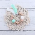 Baby Schnullerkette mit minzgrüner Silikonfeder und Buchenholzperlen mit BABY-Schriftzug - Grüner Beißring