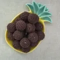 Cuentas de algodón de 20mm de ganchillo marrón en una bandeja decorativa de piña cerámica - 20mm / Café