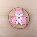 Trois perles de renard en silicone rose pour attache-sucette sur bois naturel - Chat Rose