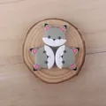 Trois perles koala en silicone gris sur tranche de bois pour bijoux de dentition - Chat Gris