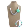 Collana da dentizione con rosa in silicone verde menta e set bracciale con perline - Collana E Bracciale / Grigio