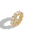 Vue macro d'une bague hip hop plaquée or avec zircons carrés et sertissage pavé chic - US 7 / Or