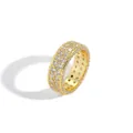 Dettaglio dell'anello hip hop dorato da 7,5mm con tripla fila di zirconi incastonati a mano - US 7 / Oro