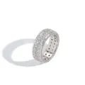 Dettaglio macro dell'anello eternity da uomo con file multiple di zirconi incastonati - US 7 / Argento