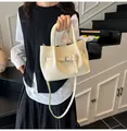 Bolso cubo trenzado en color crema con hebilla elegante y correa de hombro versátil - Beige