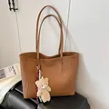 Sac à dos fourre-tout marron foncé avec motif litchi et pendentif ours en peluche crème - Sans Pendentif / Jaune