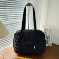 Bolso bandolera negro con acolchado de corazón, gran capacidad y acabado de nailon - Rosa