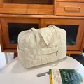 Bolso de viaje acolchado de corazón blanco crema con doble asa y bolsillo con cremallera - Blanco Roto