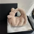 Beige handtas van imitatiebont met geknoopte handgreep in een luxe geschenkdoos - Khaki