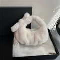 Witte faux fur cloud handtas in een geschenkdoos met elegante verlichting en textuur - Wit