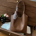 Borsa tote in pelle marrone con sciarpa a quadri e logo fashion in rilievo - Marrone