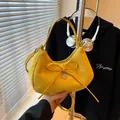 Elegante borsa hobo in velluto a coste giallo per donna con fiocco e ciondolo - Giallo