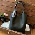 Elegante borsa tote in pelle nera con foulard a scacchi per il pendolarismo quotidiano - Nero