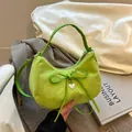 Borsa tote a mezzaluna verde neon con fiocco grande e ciondolo a cuore in metallo argento - Verde
