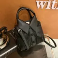 Sac à main noir créatif en forme de chemise avec cuir plissé et bandoulière réglable - Noir