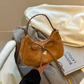 Sac fourre-tout marron en simili daim avec nœud et pendentif cœur au design chic - Marron
