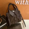 Sac à main en cuir plissé marron foncé au design chemise avec col et boutons - Marron