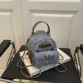 Mini mochila de denim azul con diseño de gato en cuero marrón y cadena de metal - Denim / Azul