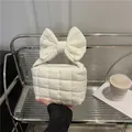 Borsa trapuntata bianca con manico a fiocco in tessuto imbottito e chiusura a zip - Bianco
