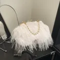 Borsa a tracolla in ecopelliccia beige con manico di perle e chiusura kiss-lock retrò - Bianco
