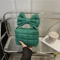Borsa trapuntata verde con grande fiocco e raffinato motivo a punto croce moda - Verde