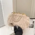 Elegante borsa a tracolla in peluche champagne con manico in catena di perle - Rosa