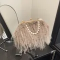 Borsa vintage in peluche tortora con manico di perle e chiusura dorata a scatto - Albicocca