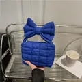 Gewatteerde blauwe handtas met een grote modieuze strik en zachte gevoerde textuur - Blauw