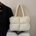 Borsa tote trapuntata color crema in nylon morbido con manici imbottiti e grandi quadri - Bianco Sporco