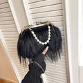 Borsa a tracolla vintage in pelliccia sintetica nera con manico di perle e oro - Nero