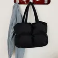 Borsa tote nera trapuntata con design imbottito morbido e grandi spallacci comodi - Nero
